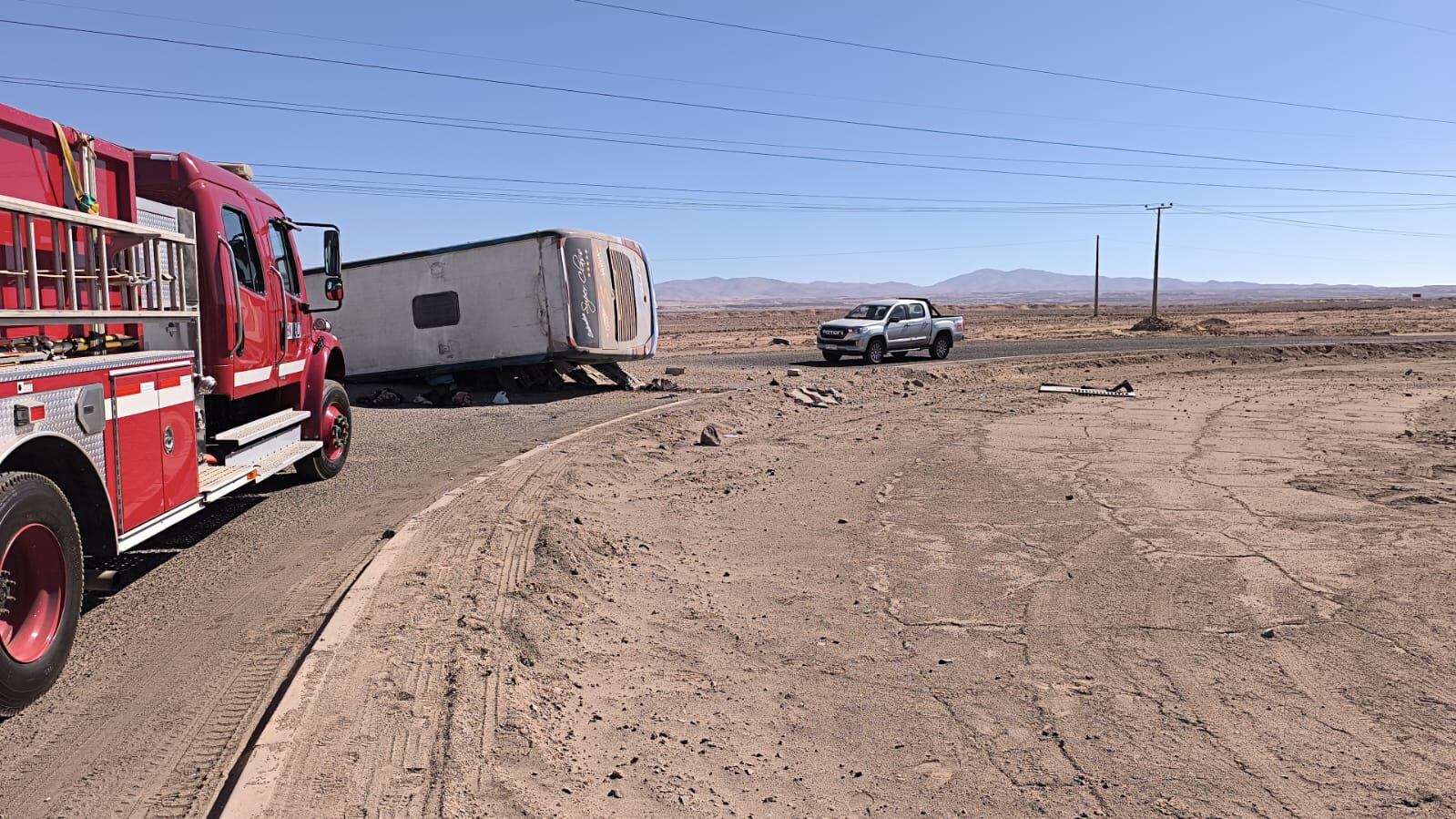 Fatal accidente en Ruta 5 Norte: bus con pasajeros se volcó y dejó dos fallecidos y más de 20 heridos