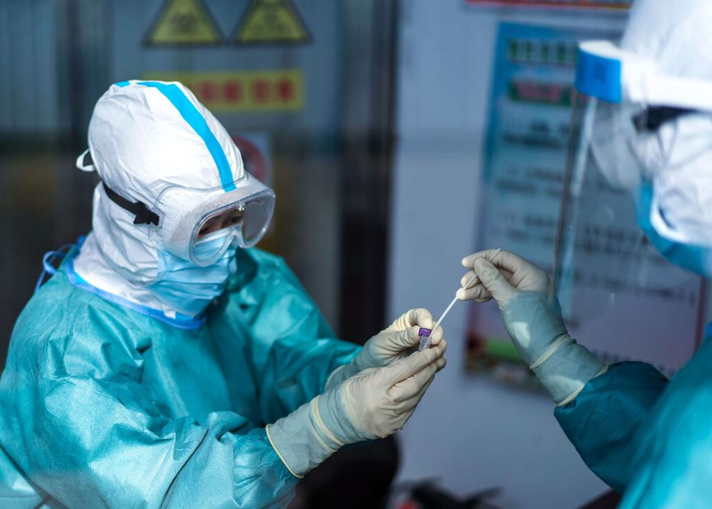 Equipo médico evalúa los test del Covid-19 en China