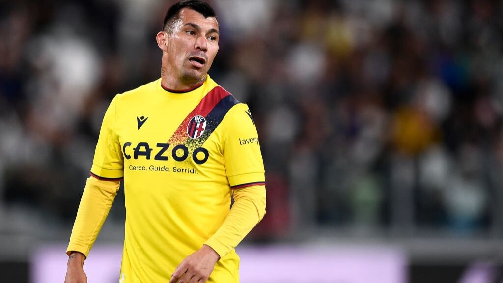 El duro encontrón de Gary Medel con hinchas del Bologna por el mal momento del club