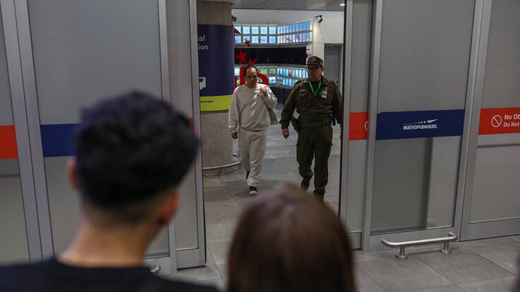 Segundo vuelo en dos semanas: 43 chilenos llegan al país tras ser deportados desde Estados Unidos