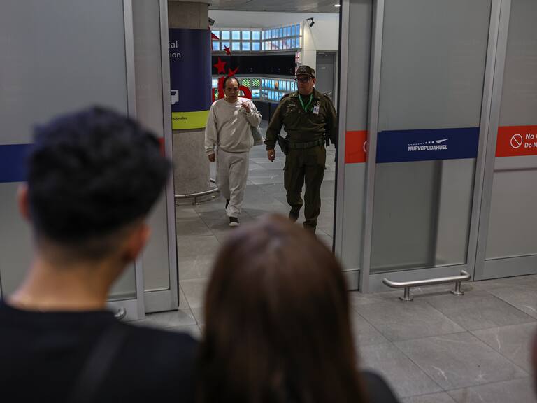 Segundo vuelo en dos semanas: 43 chilenos llegan al país tras ser deportados desde Estados Unidos