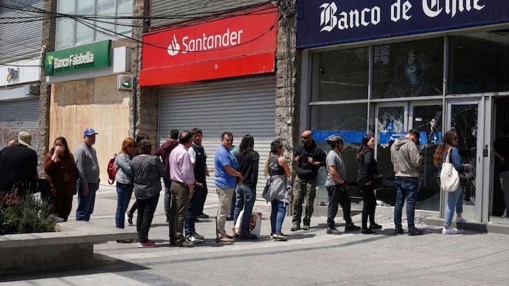 La banca física se contrae en Santiago: Más de 90 sucursales han bajado sus cortinas desde 2024