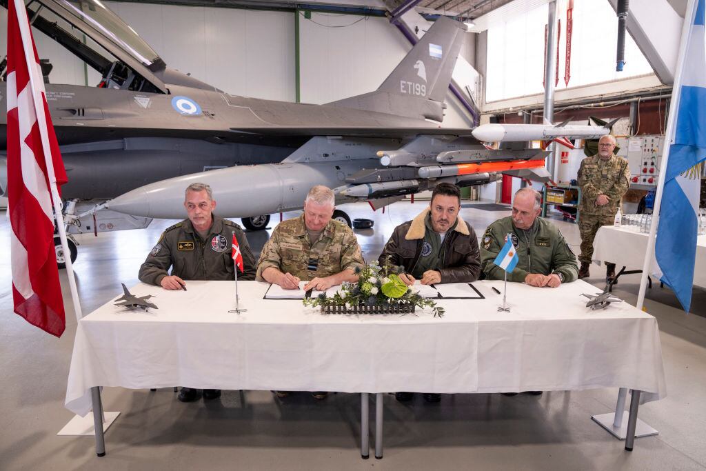 El ministro de defensa argentino Luis Petri firma en Dinamarca los documentos para la compra de aviones de combate F-16.