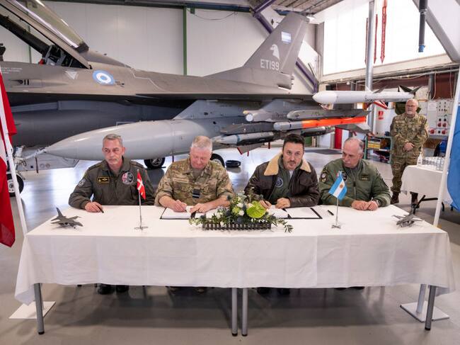 El ministro de defensa argentino Luis Petri firma en Dinamarca los documentos para la compra de aviones de combate F-16.