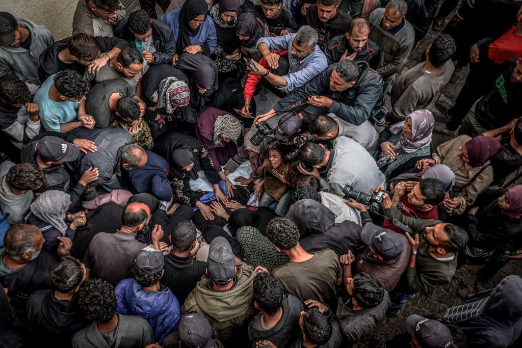 Decenas de familiares lloran el asesinato de un palestino en la Franja de Gaza, luego de los ataques aéreos de Israel