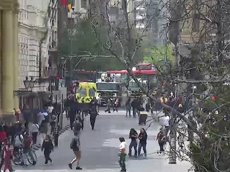 Una persona muerta deja emergencia por intoxicación en galería del centro de Santiago: situación provoca cortes de tránsito