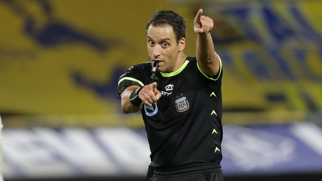 BUENOS AIRES, ARGENTINA - MARCH 21: Referee Fernando Rapallini gestures during a match between Boca Juniors and Talleres as part of Copa de la Liga Profesional 2021 at Estadio Alberto J. Armando on March 21, 2021 in Buenos Aires, Argentina. (Photo by Daniel Jayo/Getty Images)