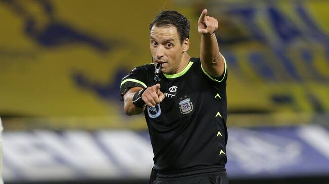 BUENOS AIRES, ARGENTINA - MARCH 21: Referee Fernando Rapallini gestures during a match between Boca Juniors and Talleres as part of Copa de la Liga Profesional 2021 at Estadio Alberto J. Armando on March 21, 2021 in Buenos Aires, Argentina. (Photo by Daniel Jayo/Getty Images)