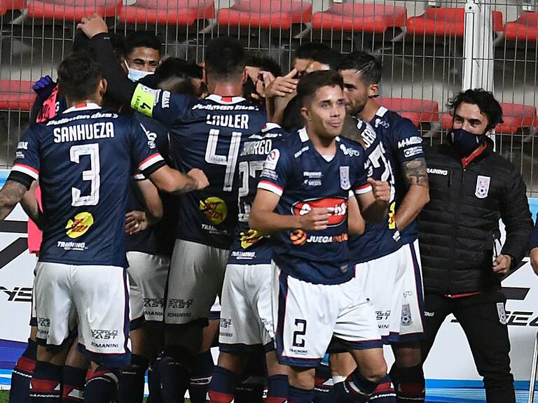 No encuentra el rumbo: Deportes Melipilla derrotó a una irreconocible Universidad Católica en La Calera