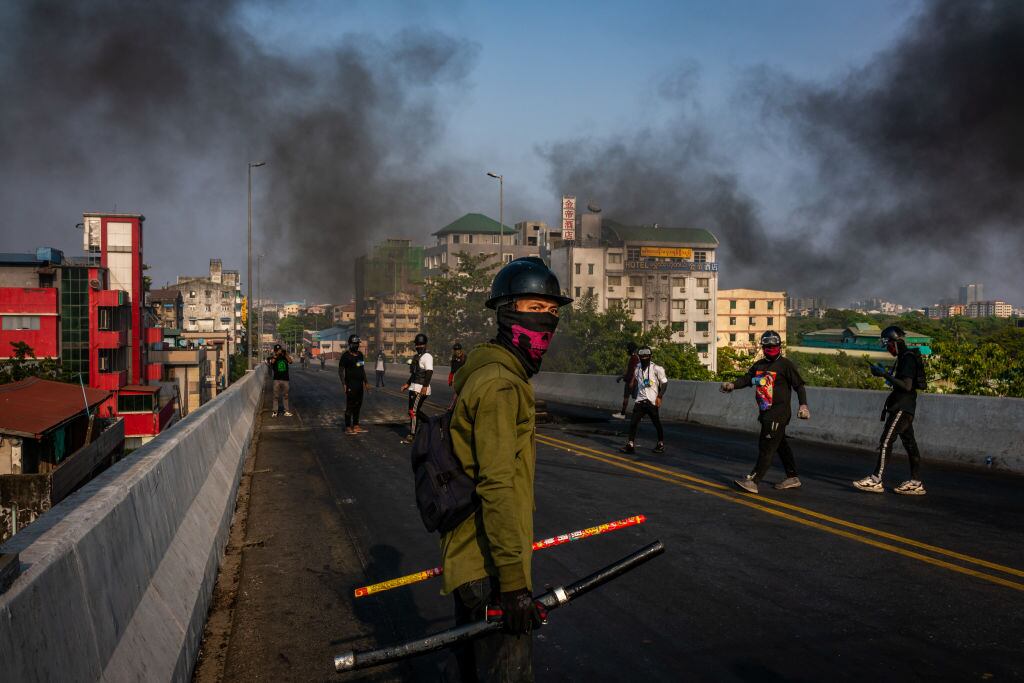 Manifestantes mantienen los intentos por frenar el golpe militar en Myanmar