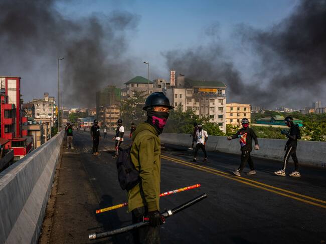 Manifestantes mantienen los intentos por frenar el golpe militar en Myanmar
