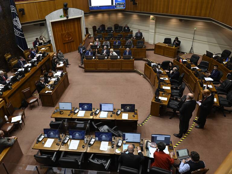 Senado aprueba legislar sobre reforma política que sanciona a parlamentarios disidentes