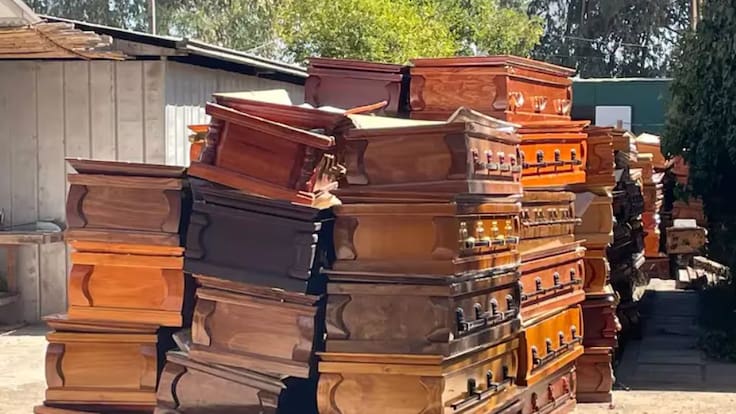 Advierten peligro sanitario: denuncian acumulación de más de 400 ataúdes abandonados en patio del Cementerio General de Santiago