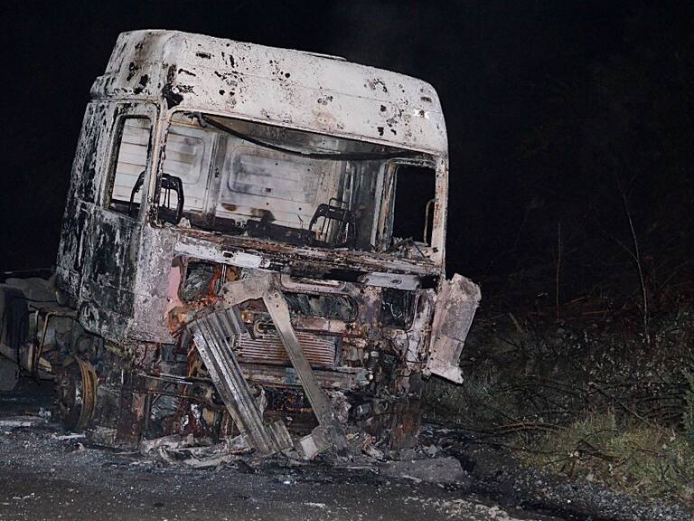Ataque incendiario en La Araucanía deja dos camiones forestales quemados