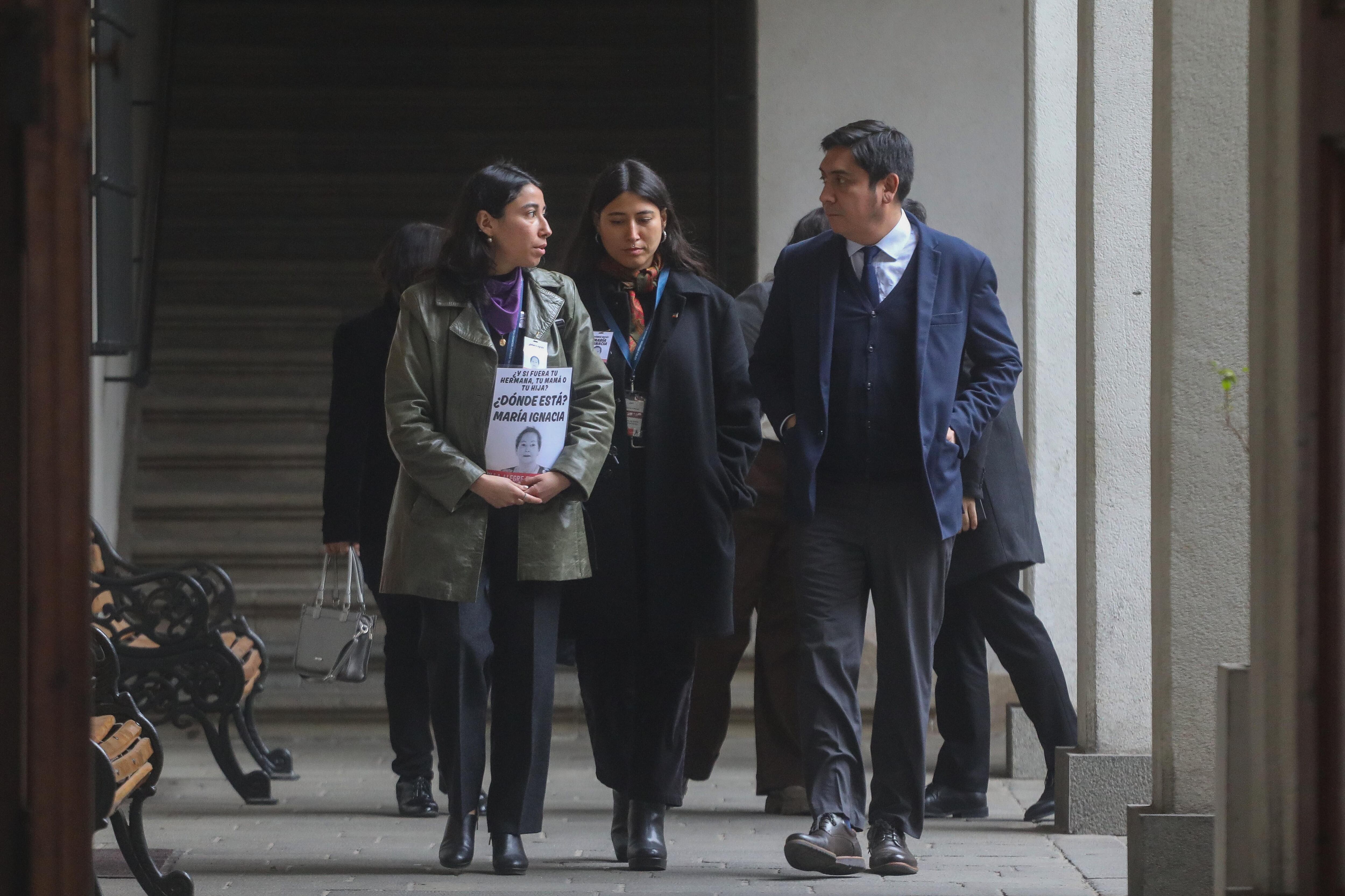 Agencia UNO | Javiera y Camila Gallegos, hijas de la concejala de Villa Alegre, llegan al Palacio de La Moneda