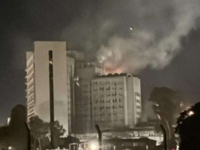 Incendio obliga a evacuar sede de la Armada Argentina en Buenos Aires