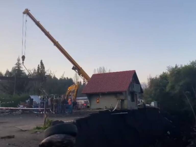 Logran salvar casa que estaba a punto de caer a un estero tras aumento de Río Laja en Yumbel