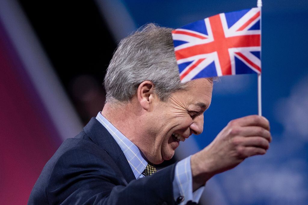 Nigel Farage ondea la bandera de la Union