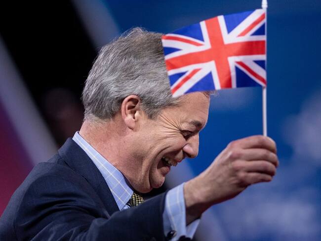 Nigel Farage ondea la bandera de la Union