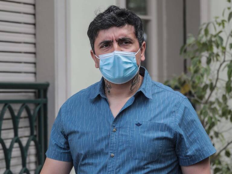 11 de enero del 2022/SANTIAGOUn grupo de personas, victimas de la delincuencia, entre ellos Raul Moya, padre de la pequeña Tamara, llegan al comando del Presidente Electo, en Condell 249, en la comuna de Providencia, para sostener una reunion y pedir una defensoria para las victimas.
FOTO: SEBASTIAN BELTRAN GAETE/AGENCIAUNO