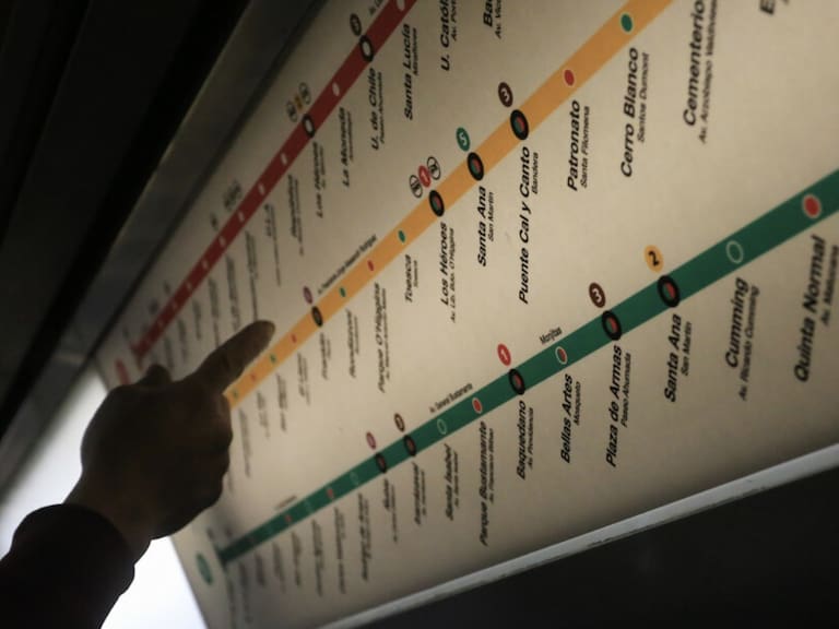 Baquedano, Universidad Católica, Carabineros, Línea 1, Línea 5, transporte subterráneo, detención de trenes, p