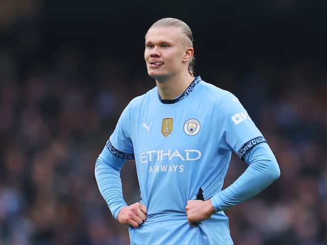 MANCHESTER, ENGLAND - DECEMBER 26: Erling Haaland of Manchester City looks dejected after his goal was ruled out for offside during the Premier League match between Manchester City FC and Everton FC at Etihad Stadium on December 26, 2024 in Manchester, England. (Photo by Molly Darlington/Getty Images)