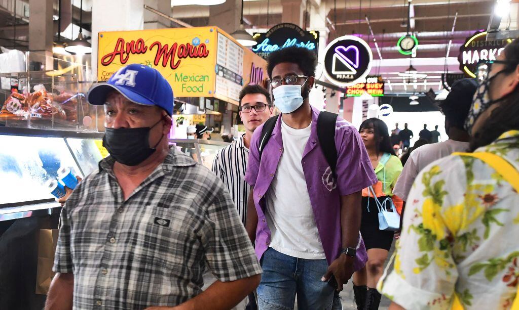 Personas usan mascarillas en el Gran Mercado Central en Los Angeles