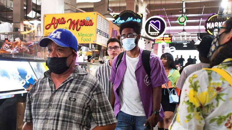 Personas usan mascarillas en el Gran Mercado Central en Los Angeles