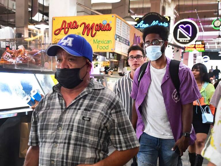 Personas usan mascarillas en el Gran Mercado Central en Los Angeles