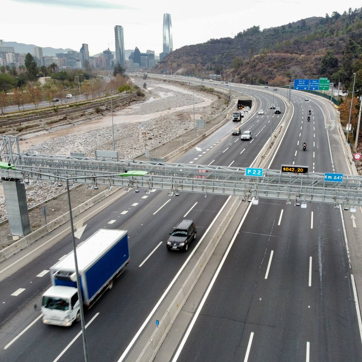 Identifican a responsable de caída de fierro en Costanera Norte: dejó a 18 autos afectados