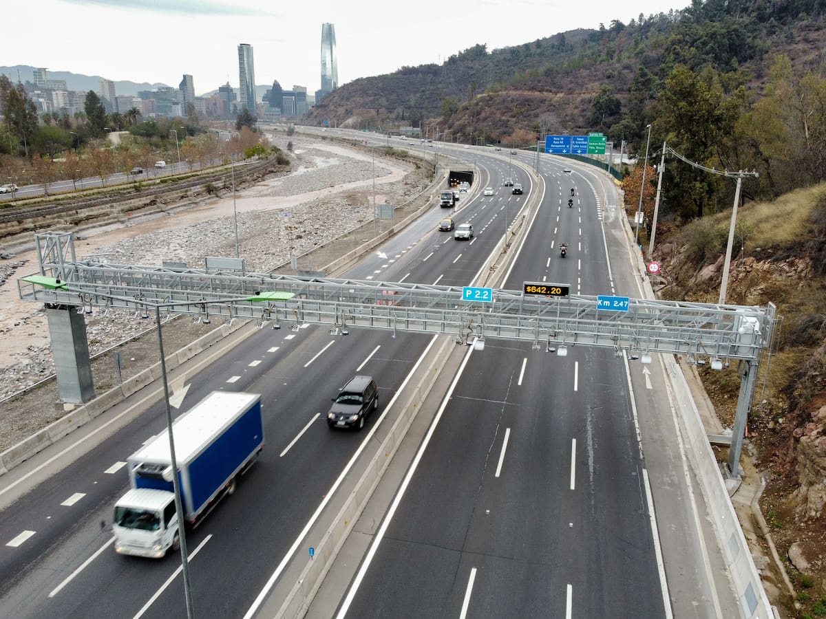 Identifican a responsable de caída de fierro en Costanera Norte: dejó a 18 autos afectados