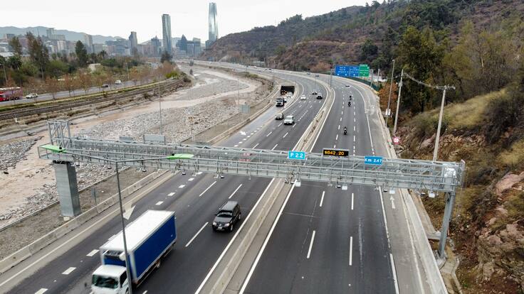 Identifican a responsable de caída de fierro en Costanera Norte: dejó a 18 autos afectados