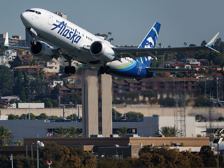 “Nada es real...”: revelan dramático audio de piloto drogado con hongos que intentó estrellar un avión