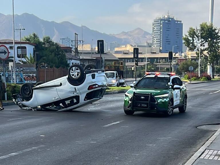 Cámara capta el momento exacto de volcamiento de auto en Antofagasta: esto pasó