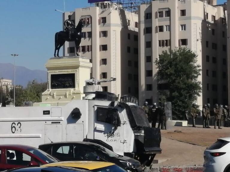 Se registran nuevas manifestaciones e interrupciones al tránsito en Plaza Baquedano