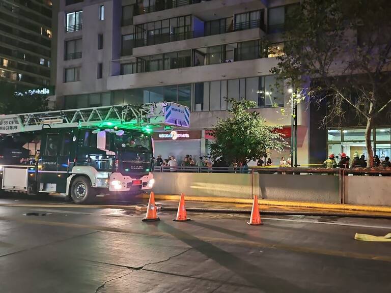 Incendio en edificio obliga a evacuación preventiva de residentes en Providencia: hay 10 compañías de bomberos trabajando
