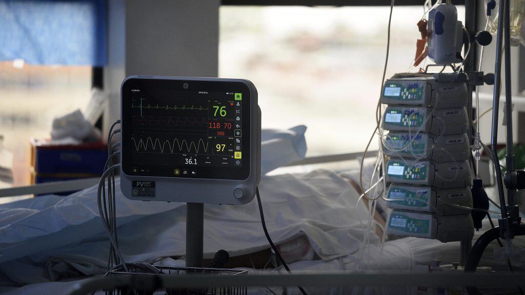 22 de JUNIO de 2020/VALPARAISOPaciente en la unidad de cuidados intensivos COVID-19 (UCI) en el hospital Carlos Van Buren a una semana de la cuarentena total por la pandemia coronavirus que vive el país
FOTO: PABLO OVALLE ISASMENDI/AGENCIAUNO