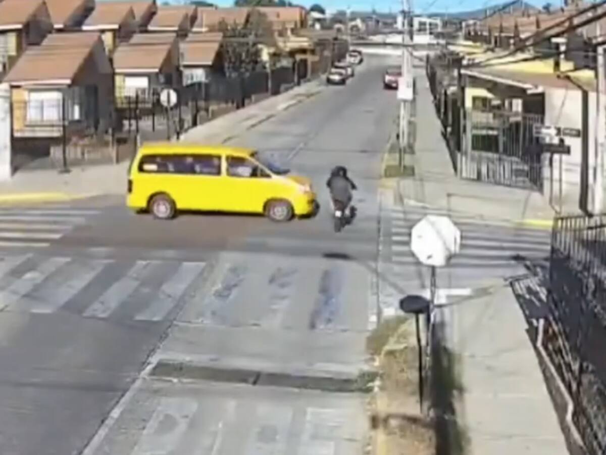 Furgón escolar con niños arrolla a motochorros que huían de Carabineros en Coquimbo