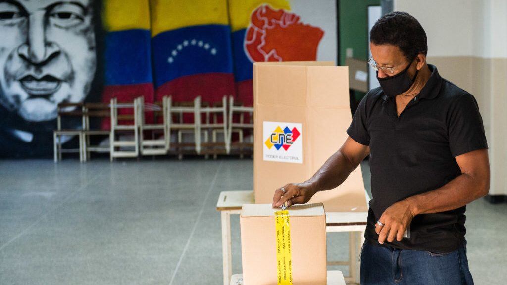 A man casts his ballot at a polling station in a school in Caracas, on December 6, 2020 during Venezuela's legislative elections. - Polls opened early December 6 in legislative elections set to tighten Venezuelan President Nicolas Maduro's grip on power and weaken his US-backed rival, who is leading a boycott of the polls he calls a fraud. Maduro and his allies are set to dominate the legislative elections, which victory will give them control of the National Assembly, the only institution not yet in its hands. (Photo by Cristian Hernandez / AFP) (Photo by CRISTIAN HERNANDEZ/AFP via Getty Images)