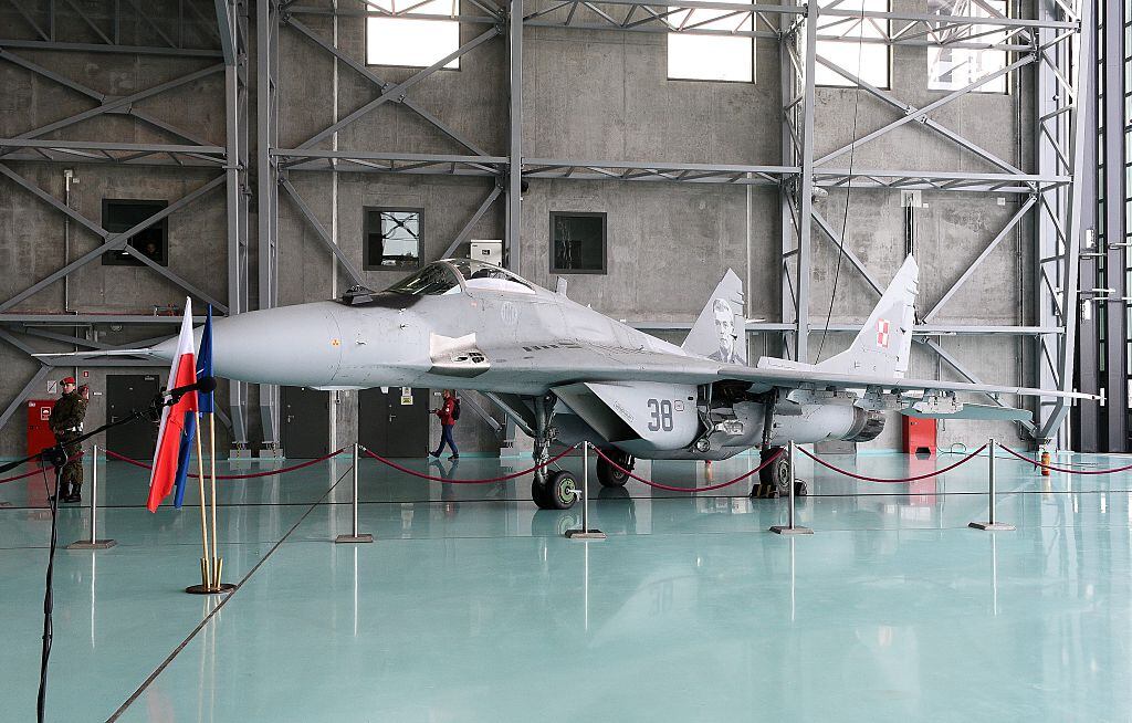 Un caza MiG-29 exhibido por Polonia en una feria aérea