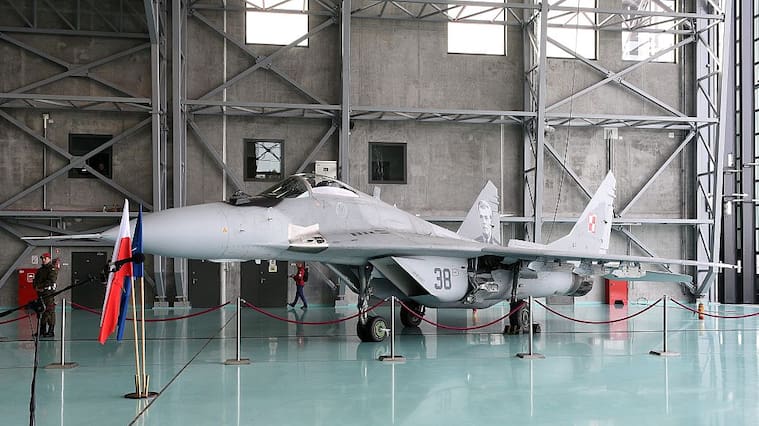 Un caza MiG-29 exhibido por Polonia en una feria aérea