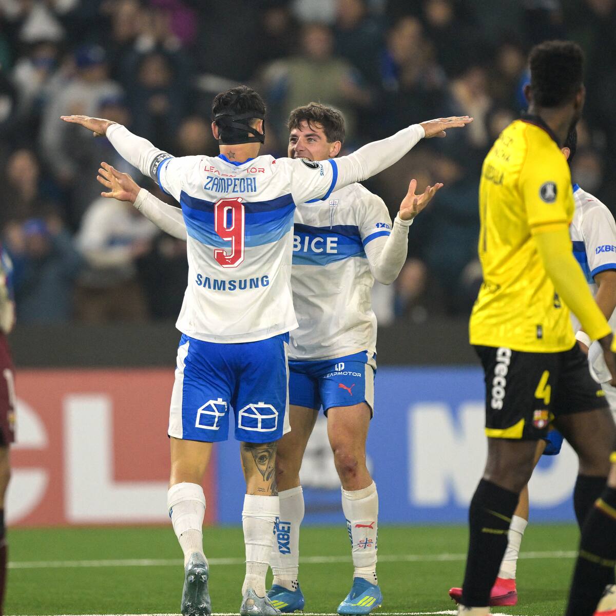 Benedetto furioso, lío con un carro y ovación para Zampedri: el lado B del triunfo de la UC ante Barcelona por Copa Libertadores