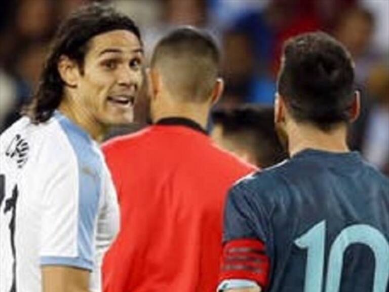 El duro encontrón entre Messi y Cavani: «Cuando quieras»