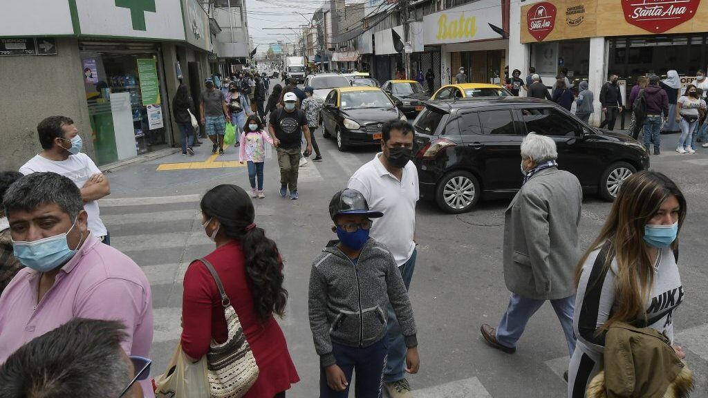 05 de octubre 2020 / IQUIQUEUna gran cantidad de personas se volcaron a las calles céntricas de la ciudad en el primer día de Fase 2 de desconfinamiento tras oficializarse el término de la cuarentena total en la región.
FOTO: CRISTIAN VIVERO BOORNES/ AGENCIAUNO.