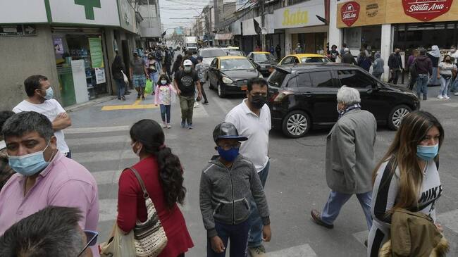 05 de octubre 2020 / IQUIQUEUna gran cantidad de personas se volcaron a las calles céntricas de la ciudad en el primer día de Fase 2 de desconfinamiento tras oficializarse el término de la cuarentena total en la región.
FOTO: CRISTIAN VIVERO BOORNES/ AGENCIAUNO.