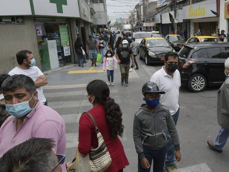 05 de octubre 2020 / IQUIQUEUna gran cantidad de personas se volcaron a las calles céntricas de la ciudad en el primer día de Fase 2 de desconfinamiento tras oficializarse el término de la cuarentena total en la región.
FOTO: CRISTIAN VIVERO BOORNES/ AGENCIAUNO.