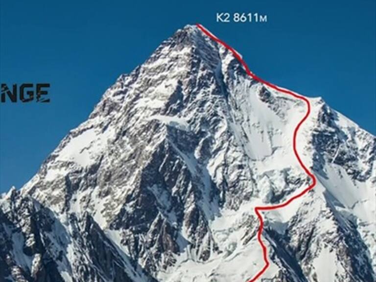 Alpinista se lanzó esquiando desde la cima de la segunda montaña más alta del mundo