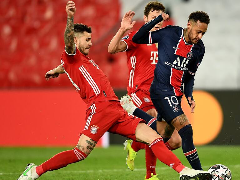 PARIS, FRANCE - APRIL 13: Neymar of Paris Saint-Germain is tackled by Lucas Hernandez and Benjamin Pavard of FC Bayern Muenchen during the UEFA Champions League Quarter Final Second Leg match between Paris Saint-Germain and FC Bayern Munich at Parc des Princes on April 13, 2021 in Paris, France. Sporting stadiums around France remain under strict restrictions due to the Coronavirus Pandemic as Government social distancing laws prohibit fans inside venues resulting in games being played behind closed doors. (Photo by Alexander Scheuber - UEFA/UEFA via Getty Images)