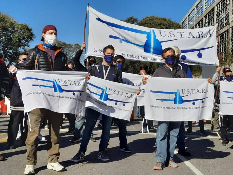 Trabajadores de Latam Argentina protestan en el Aeroparque Jorge Newberry
