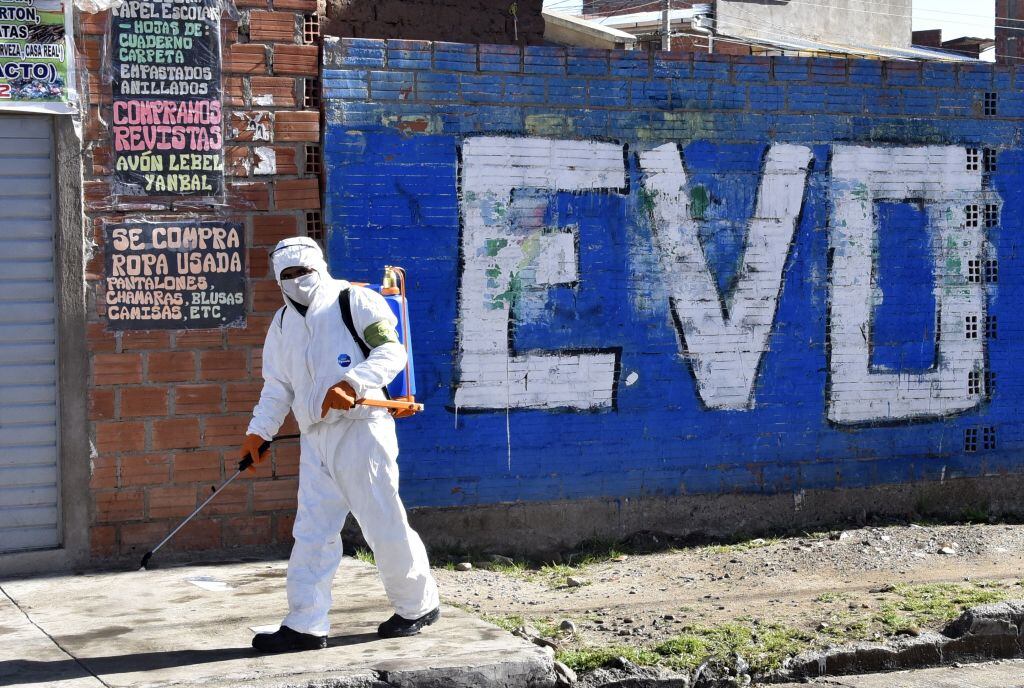 Un trabajador limpia las calles de la ciudad boliviana El Alto